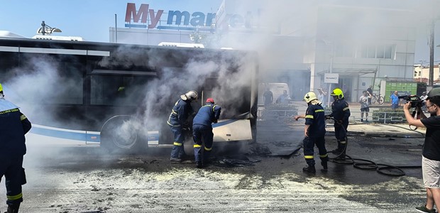 Έπιασε φωτιά αστικό λεωφορείο στη Λαρίσης